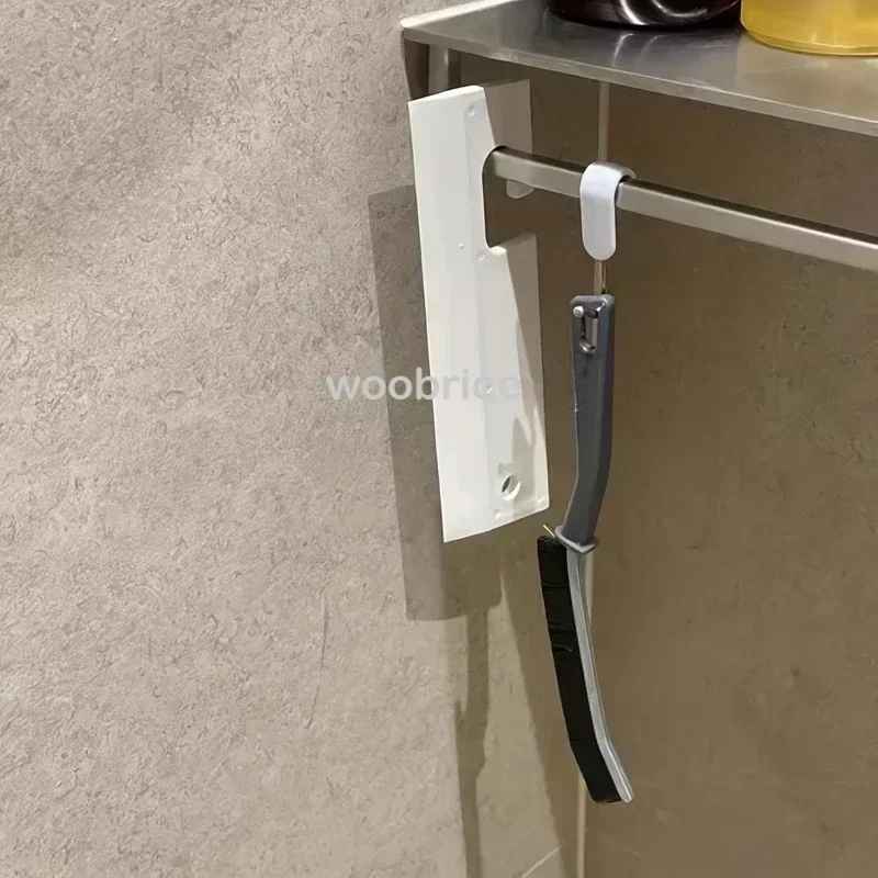 brosse nettoyage suspendu par trou manche dans cuisine